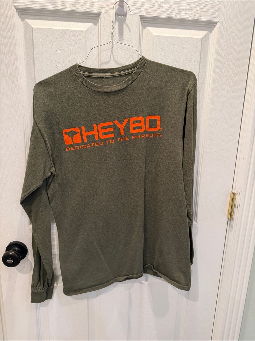 HEYBO Men's Long Sleeve Logo Tee in Olive Green